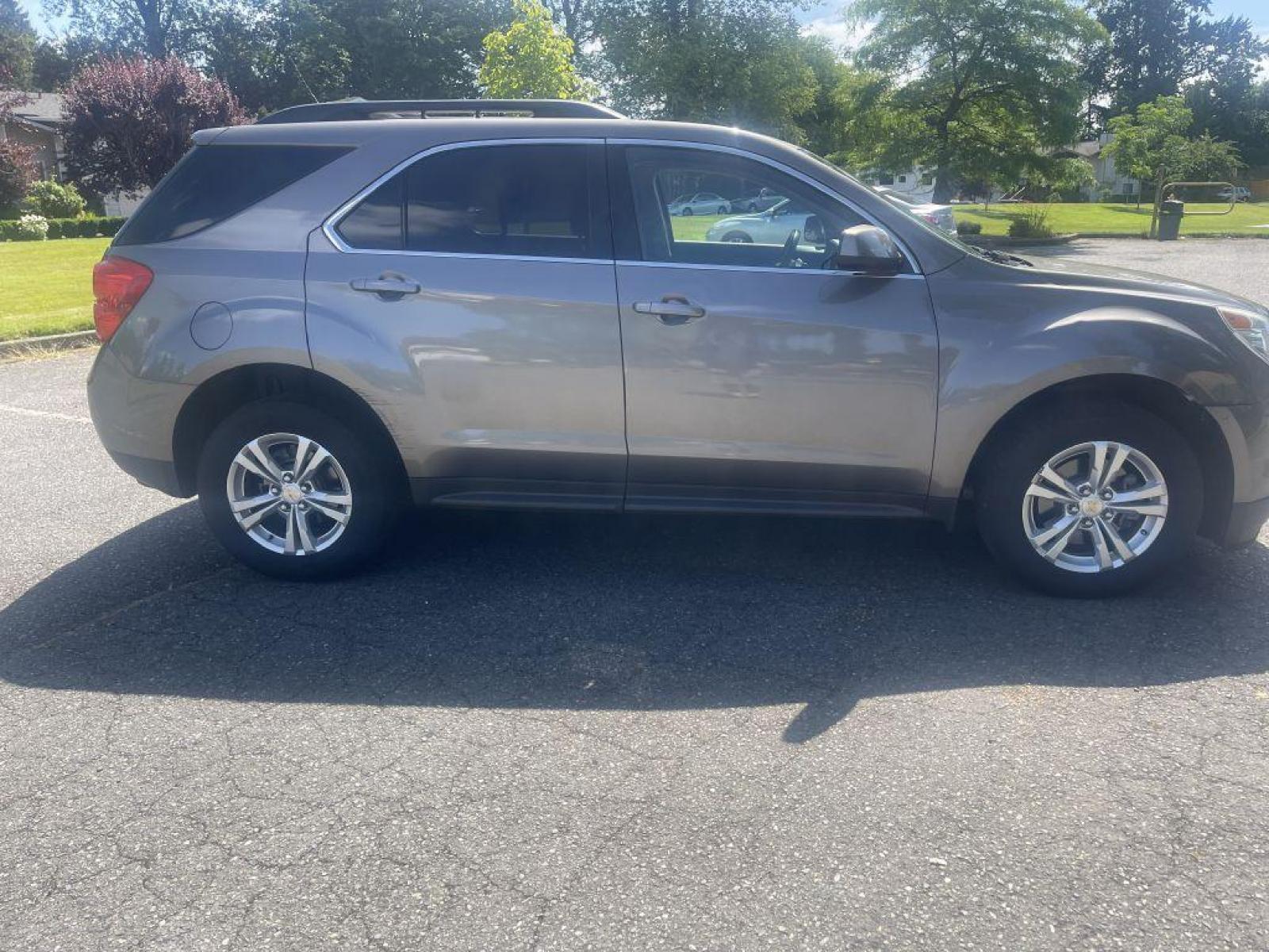 2012 GOLD /BLACK CHEVROLET EQUINOX LT SPRT UTILITY FLEX FUEL (2GNFLEEK2C6) with an 2.4L engine, Automatic transmission, located at 1505 S 356th St., Federal Way, WA, 98003, 47.282051, -122.314781 - Reduced price to $7,999!! Runs great! And will handle wonderful in the rain and PNW weather conditions during fall and winter! This Equinox is a great compact SUV with engaging handling and enough gusto for daily driving, but very good gas mileage with the Flex Fuel package. Very roomy five-sea - Photo #4