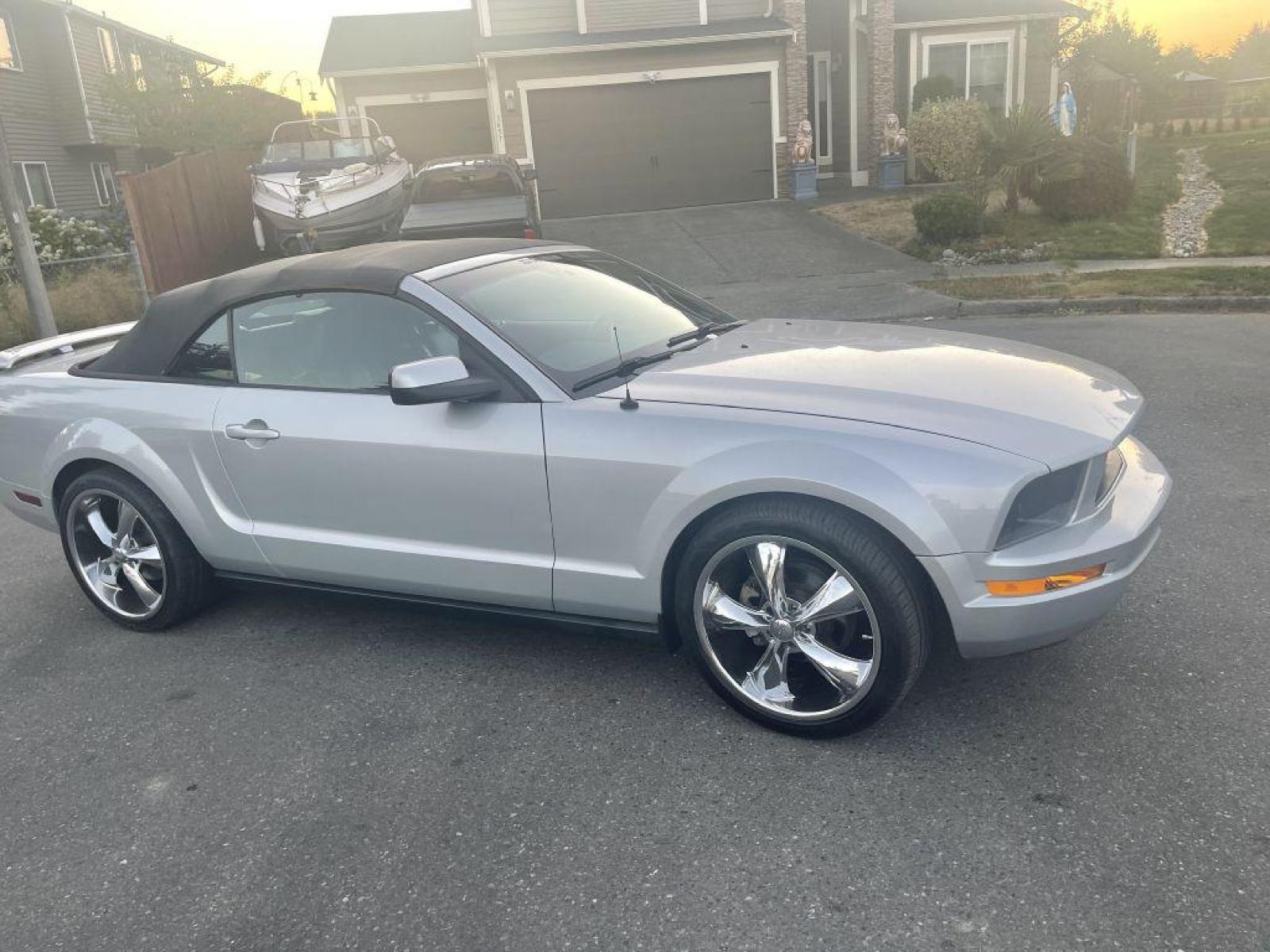 2005 GRAY /GRAY FORD MUSTANG PREMIUM PREMIUM (1ZVHT84N755) with an 4.0L engine, 5-Speed Manual transmission, located at 1505 S 356th St., Federal Way, WA, 98003, 47.282051, -122.314781 - Looking to take control of driving again?! This Mustang is super fun to drive and will make you remember the days of manual transmissions and changing gears when you feel like it! Very fun to drive and it truly feels like you're driving a sportscar!!! 4.0L V6 SOHC 12V Engine Features include: - Photo #2