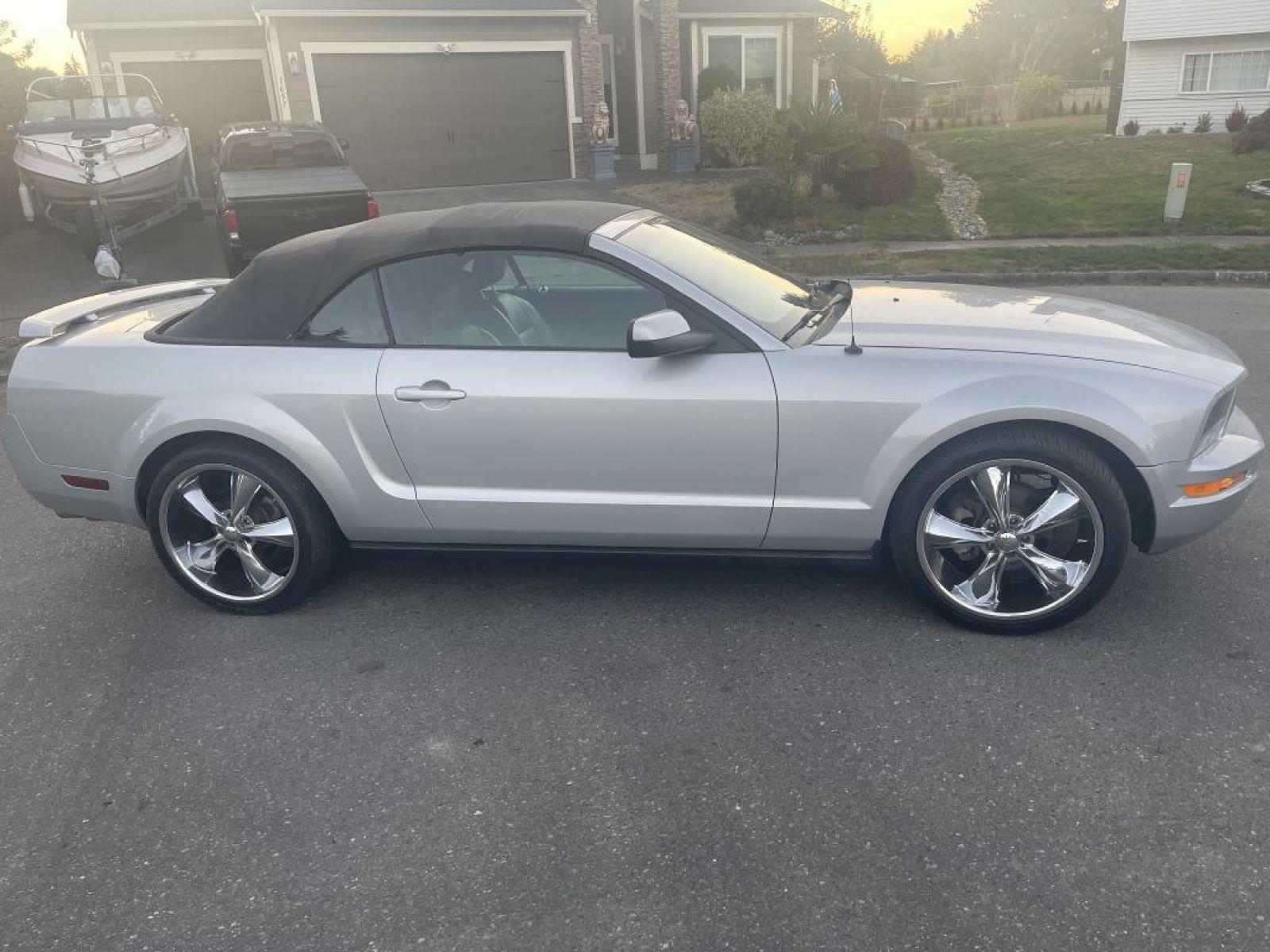 2005 GRAY /GRAY FORD MUSTANG PREMIUM PREMIUM (1ZVHT84N755) with an 4.0L engine, 5-Speed Manual transmission, located at 1505 S 356th St., Federal Way, WA, 98003, 47.282051, -122.314781 - Looking to take control of driving again?! This Mustang is super fun to drive and will make you remember the days of manual transmissions and changing gears when you feel like it! Very fun to drive and it truly feels like you're driving a sportscar!!! 4.0L V6 SOHC 12V Engine Features include: - Photo #4